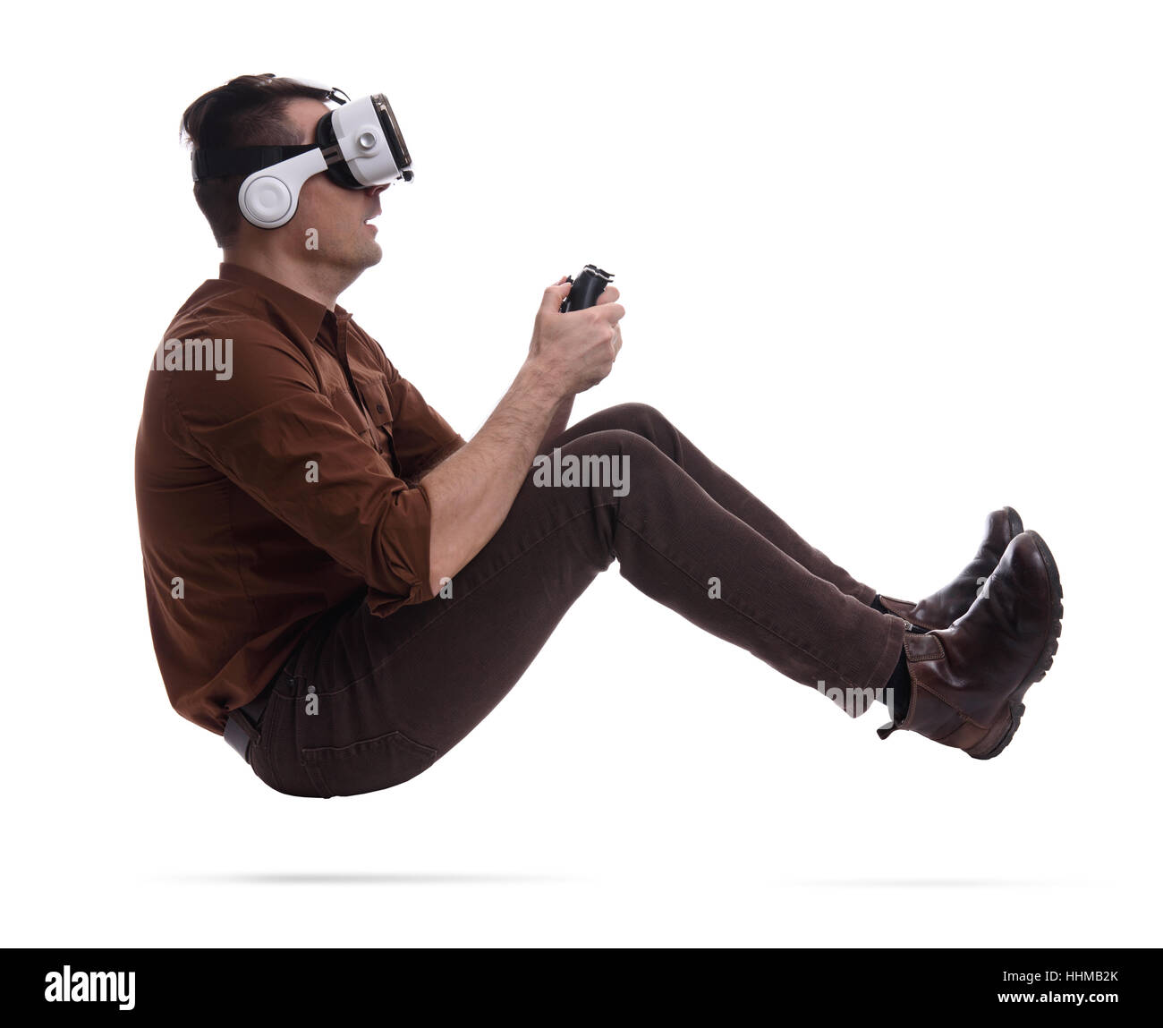 L'uomo la riproduzione di giochi per computer nel casco virtuale. Concetto di VR. Foto Stock