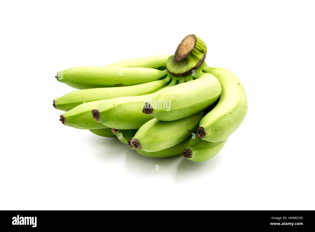 Big fresche banane verdi isolati su sfondo bianco Foto Stock