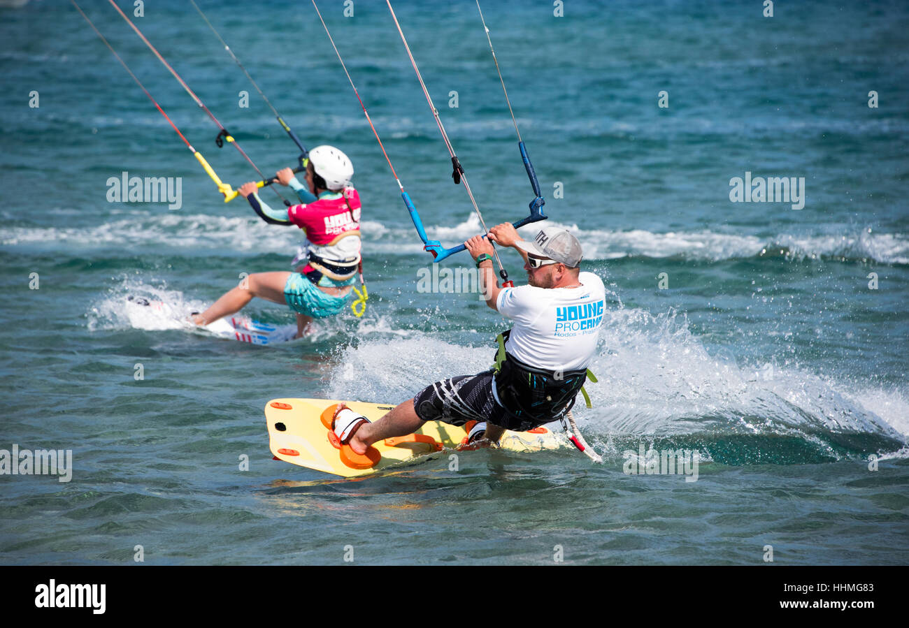 Wind Surf a Prasonisi del sud di Rodi isola greca. Foto Stock