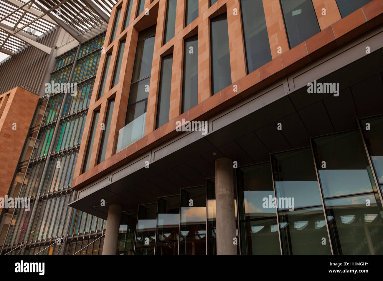 La parte esterna del nuovo Istituto Crick. La Francis Crick Institute è un centro di ricerche biomediche in Londra. Foto Stock