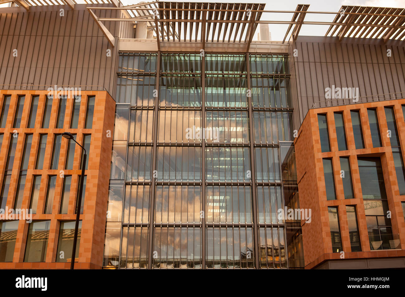 La parte esterna del nuovo Istituto Crick. La Francis Crick Institute è un centro di ricerche biomediche in Londra. Foto Stock