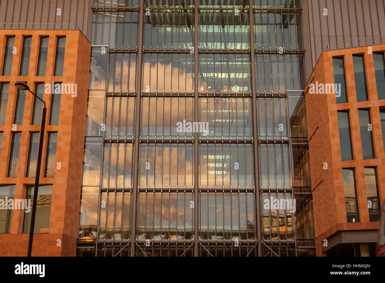 La parte esterna del nuovo Istituto Crick. La Francis Crick Institute è un centro di ricerche biomediche in Londra. Foto Stock