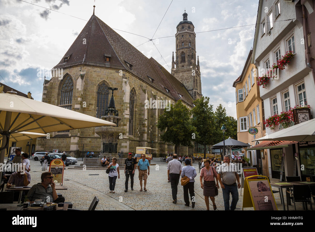 La vista sulla strada della chiesa di San Giorgio in Nördlingen, Baviera, Germania, Europa. Foto Stock