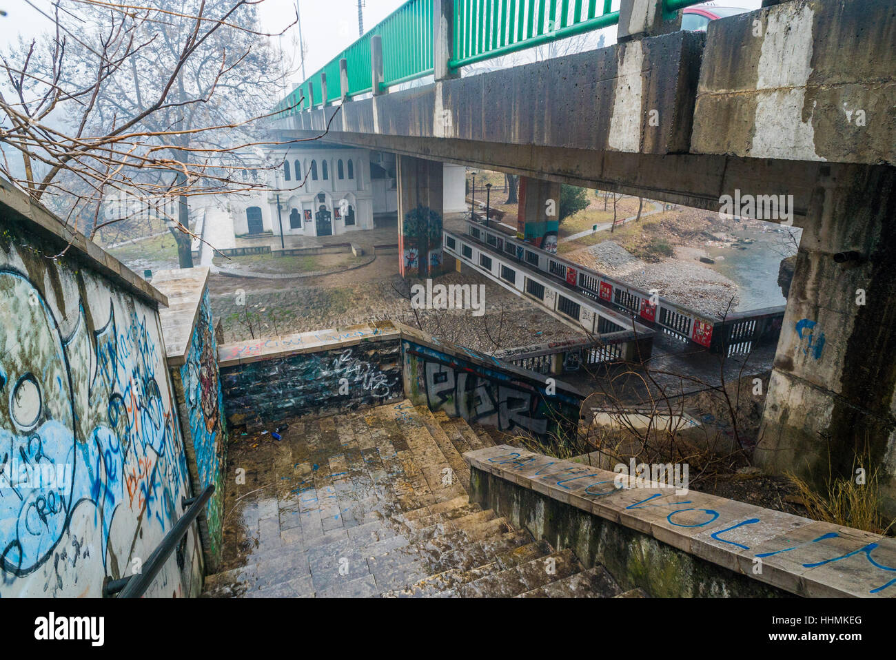 Il vuoto di parchi e scale di Podgorica, Montenegro, durante un duro inverno freddo umido Foto Stock