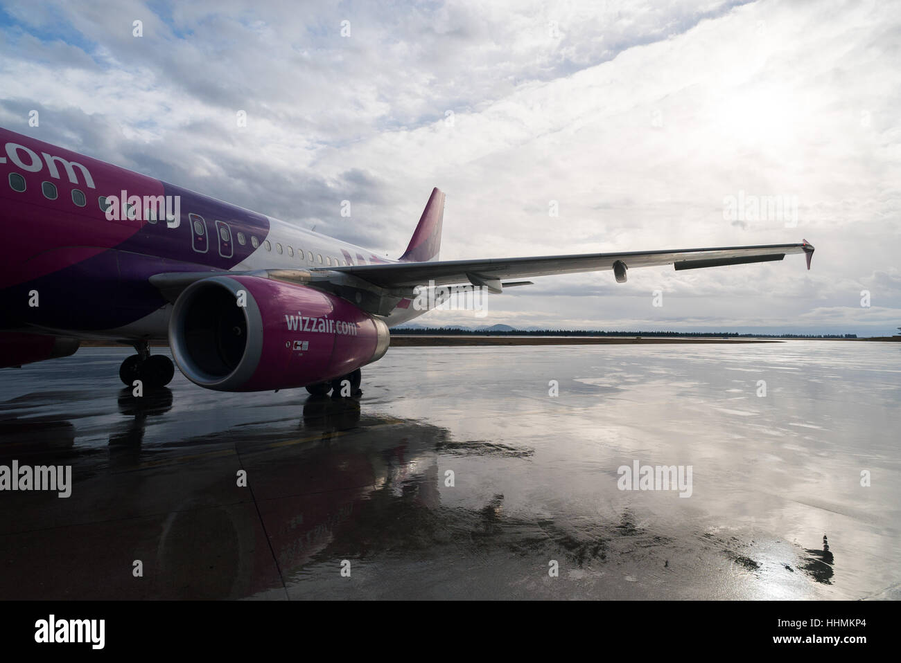Un Wizz Air Airbus A320 è pronto per l'imbarco in un freddo giorno di pioggia in Podgorica, Montenegro Foto Stock