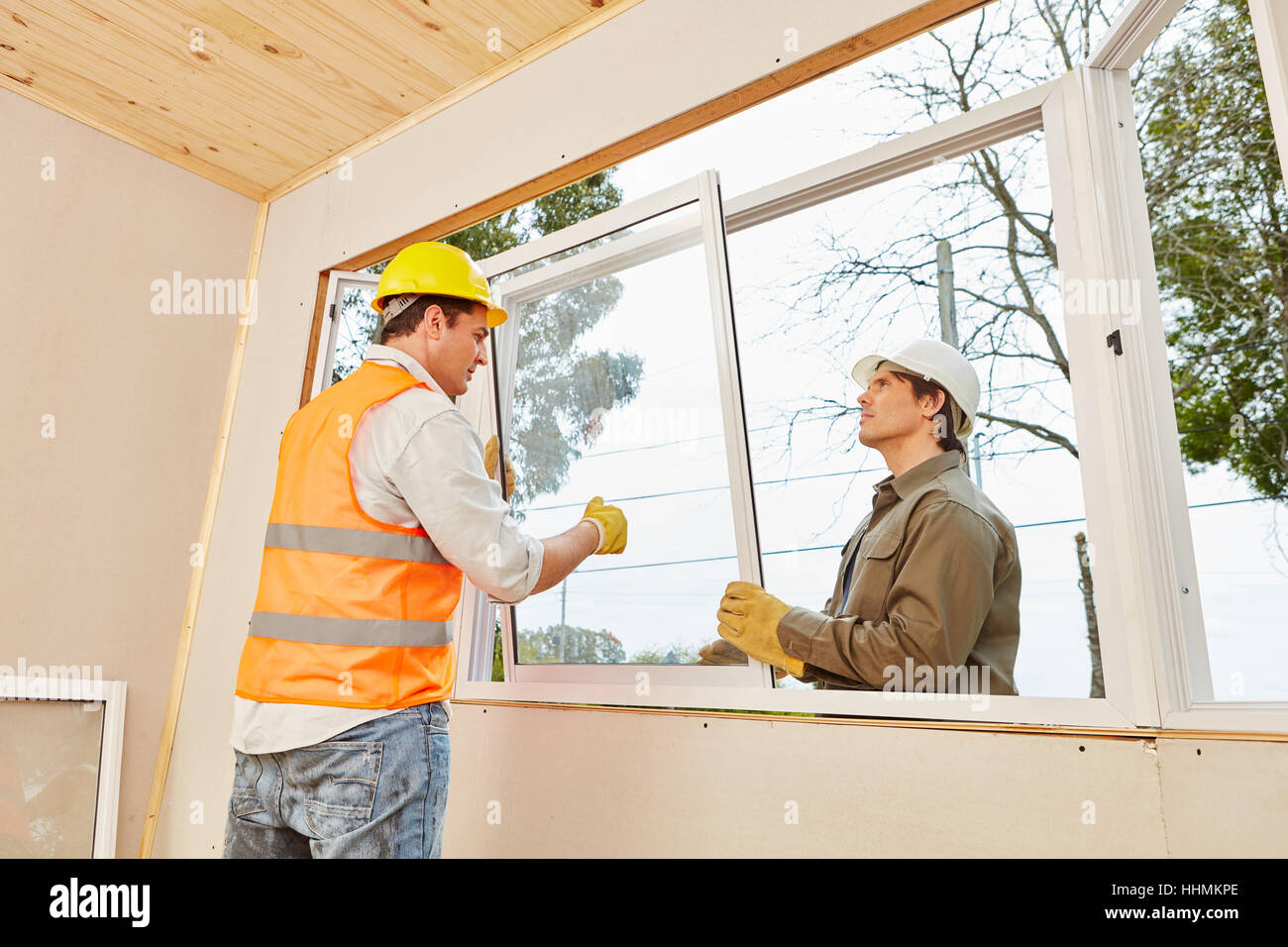 Assemblaggio Mechanichs window mount a woodhouse in costruzione Foto Stock