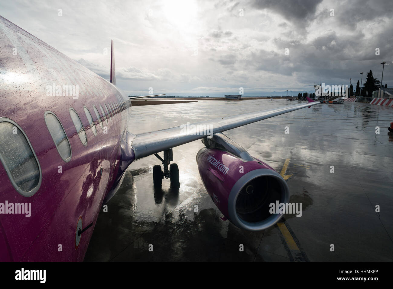 Imbarco a Wizz Air Airbus A320 su un volo da Podgorica in un giorno di pioggia Foto Stock