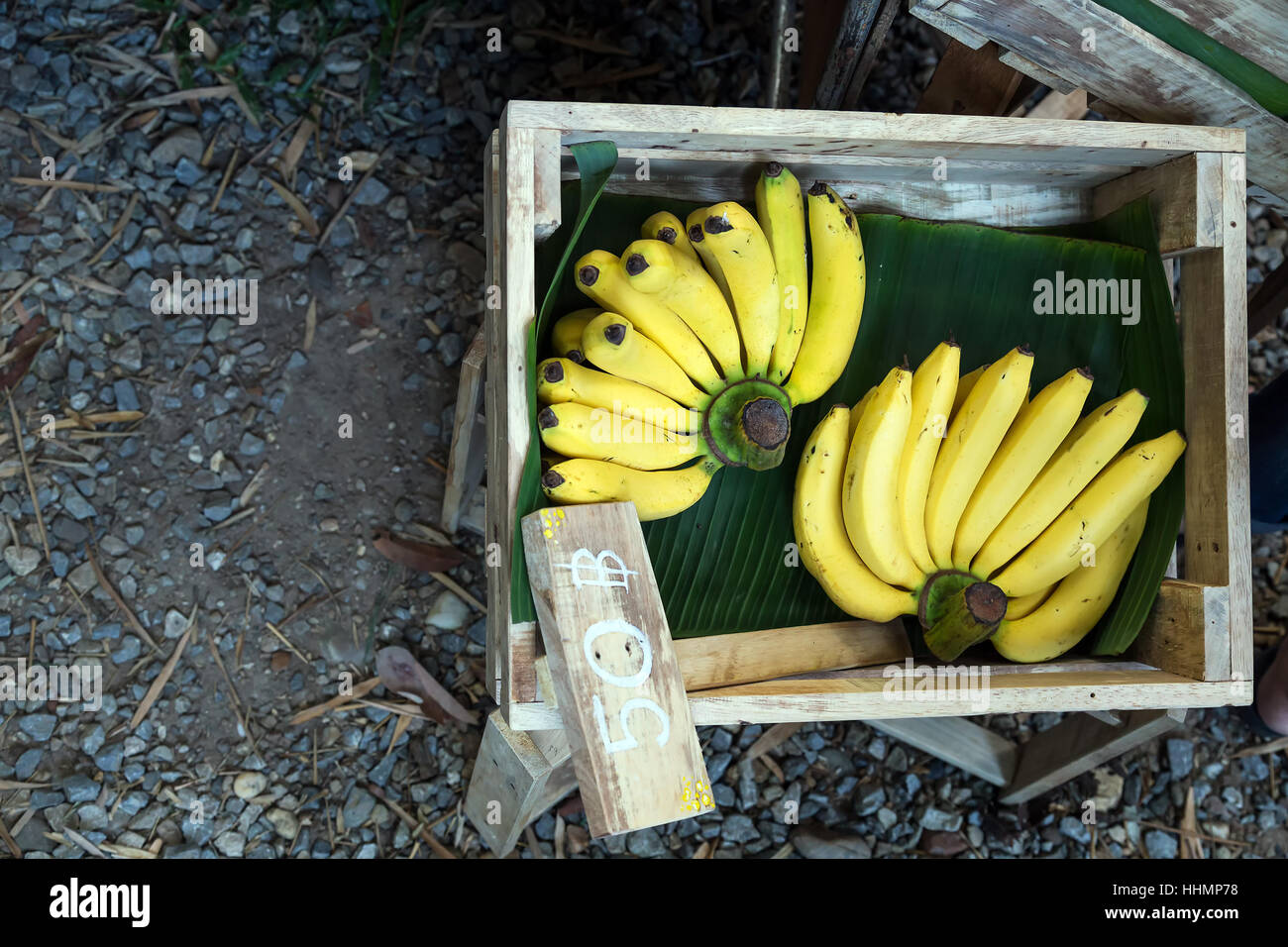 Banana per la vendita nel mercato dei prodotti freschi. Foto Stock