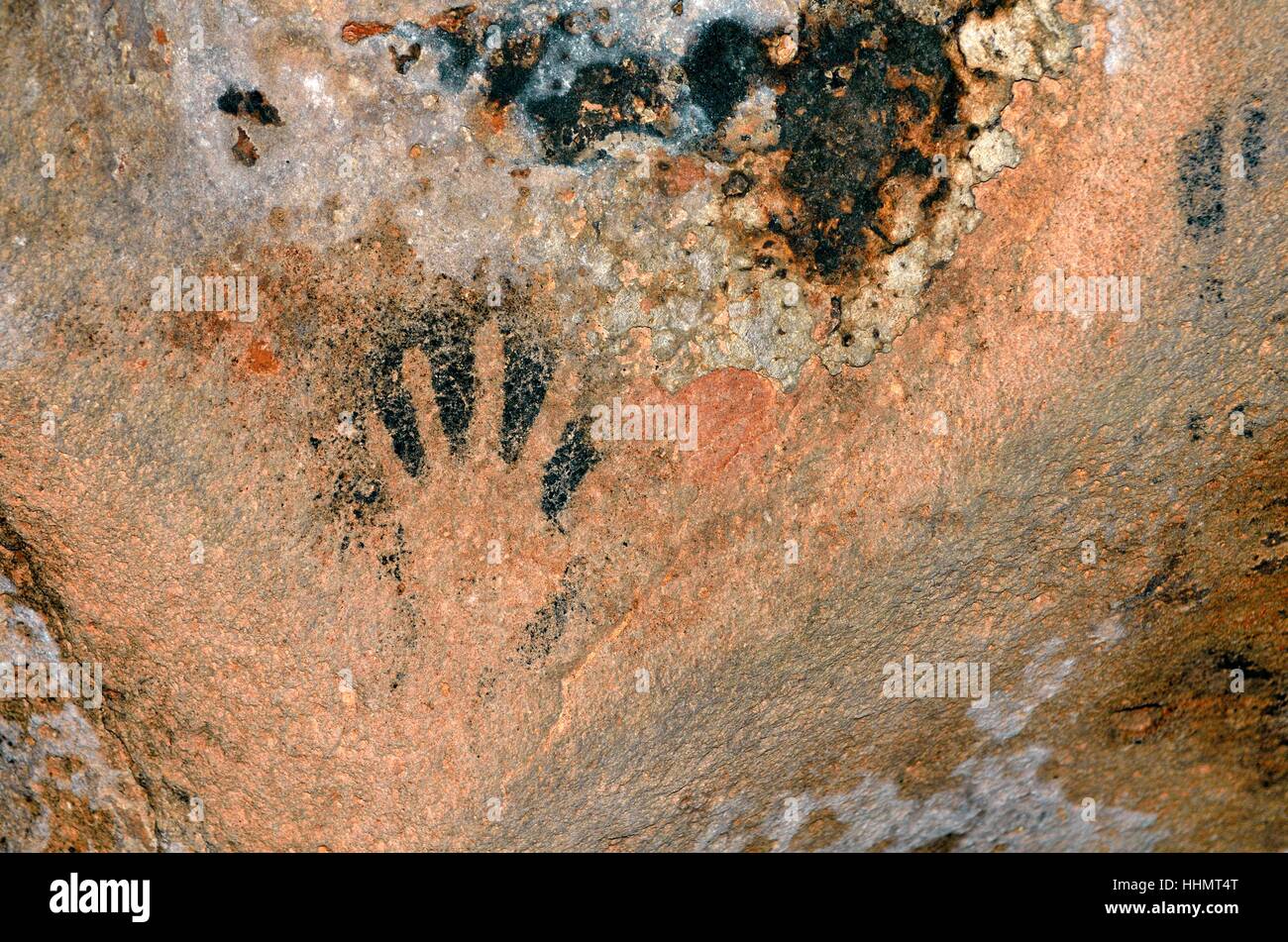 Rock storici dipinti, illustrazione di una mano umana, Loltun Grotta, Oxkutzcab, Yucatan, Messico Foto Stock