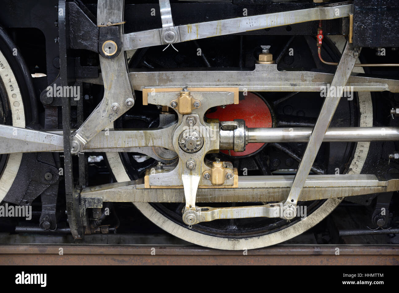 Il pistone e la ruota di acciaio sul treno a vapore in esecuzione sul 'Train des Pignes' linea da Nizza a Digne, a Annot, Francia Foto Stock