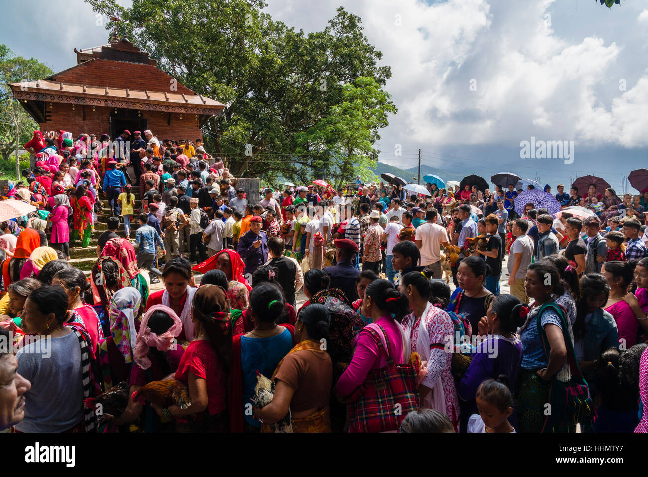 La popolazione locale in attesa con galli per il sacrificio, la Khadga Devi Mandir tempio, Darsain festival indù, Bandipur, Tanahun Foto Stock