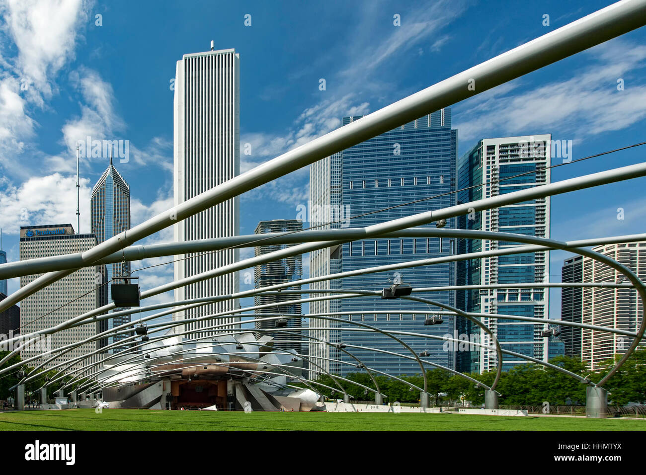 Il Millennium Park anfiteatro e bandshell (Jay Pritzker Pavilion; Frank Gehry, architetto) e sullo skyline di Chicago, Illinois USA Foto Stock