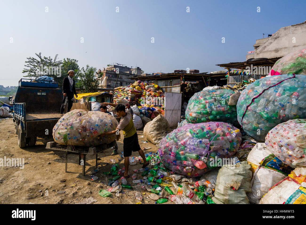 La gente a raccogliere le bottiglie di plastica vuote, Kathmandu, Nepal Foto Stock