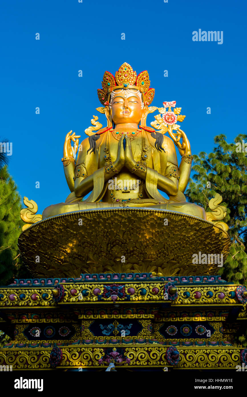 Grande statua dorata del Buddha Maitreya sul retro di Swayambhunath temple, Kathmandu, Nepal Foto Stock