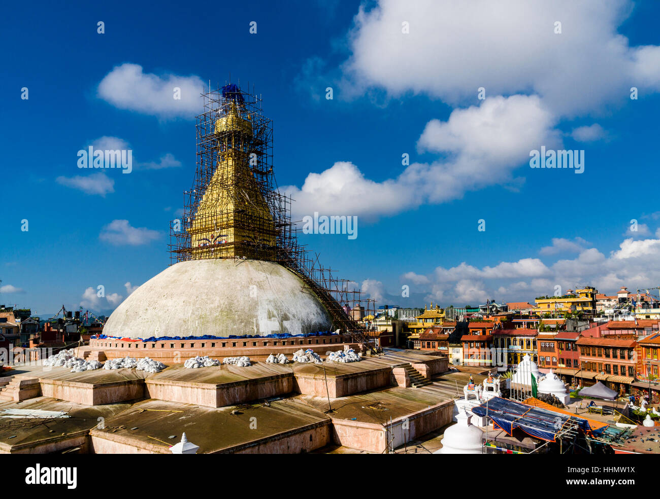 Ponteggio intorno a parte superiore di Boudhanath, Boudha stupa, restauro dopo i danni dal terremoto 2015, Kathmandu Foto Stock