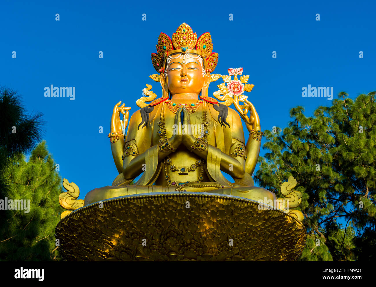 Grande statua dorata del Buddha Maitreya sul retro di Swayambhunath temple, Kathmandu, Nepal Foto Stock