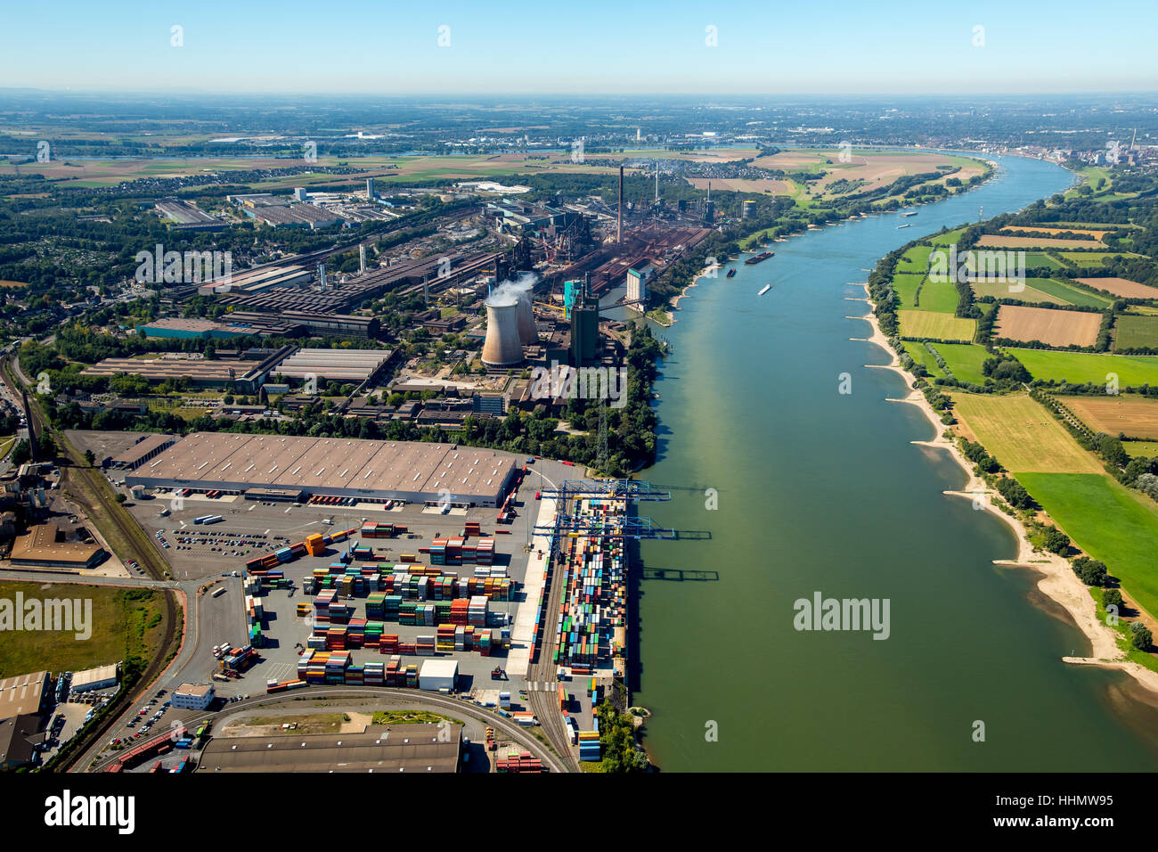 Contenitore caricamento al fiume Reno, terminale per container Logport II, Duisburg, distretto della Ruhr, Nord Reno-Westfalia, Germania Foto Stock