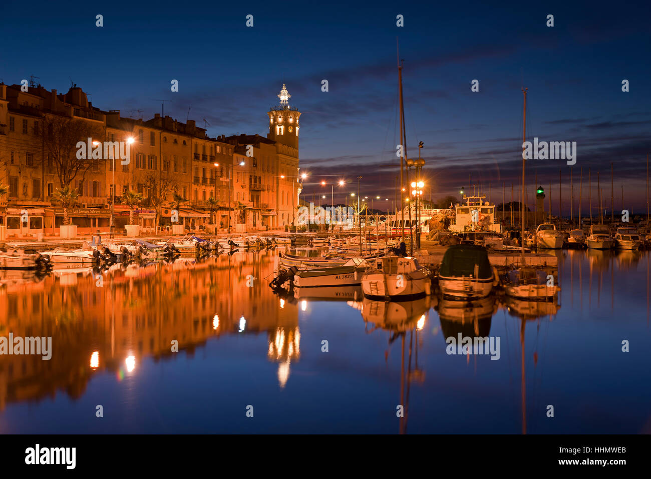 La città vecchia con le barche nel porto di notte, La Ciotat, Provence-Alpes-Côte d'Azur, in Francia Foto Stock