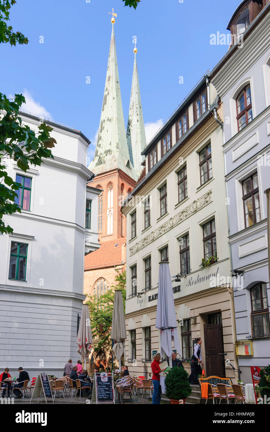 Berlino: quartiere Nikolaiviertel con il ristorante "Gasthaus zur Rippe' e chiesa Nikolaikirche, , Berlino, Germania Foto Stock
