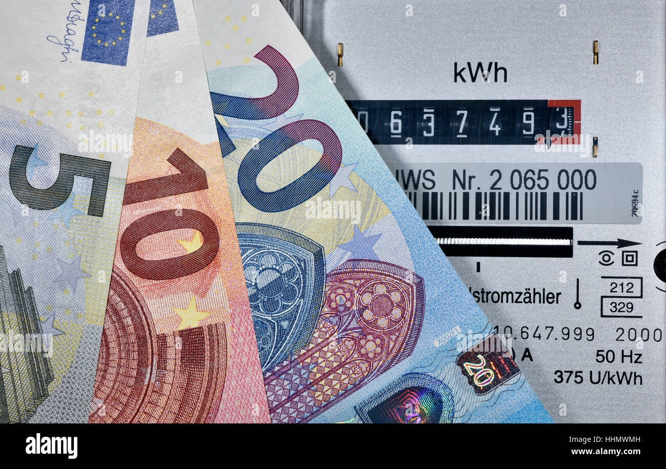 Immagine simbolica di costi energetici, misuratore di elettricità con le banconote in euro ventaglio Foto Stock