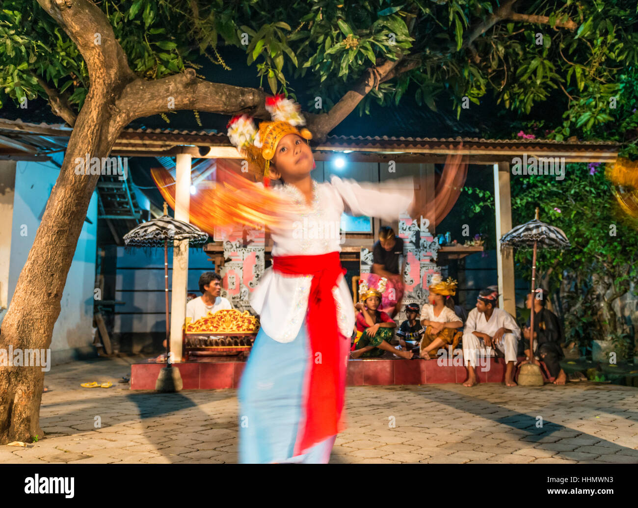 Ragazza Balinese dancing, danza tradizionale e abbigliamento, Kecamatan Buleleng, Bali, Indonesia Foto Stock