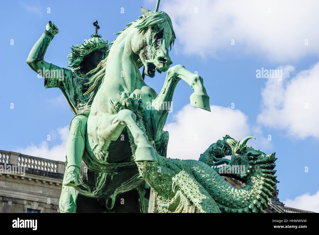 Berlino: quartiere Nikolaiviertel con monumento 'St. George in lotta con il drago", , Berlino, Germania Foto Stock