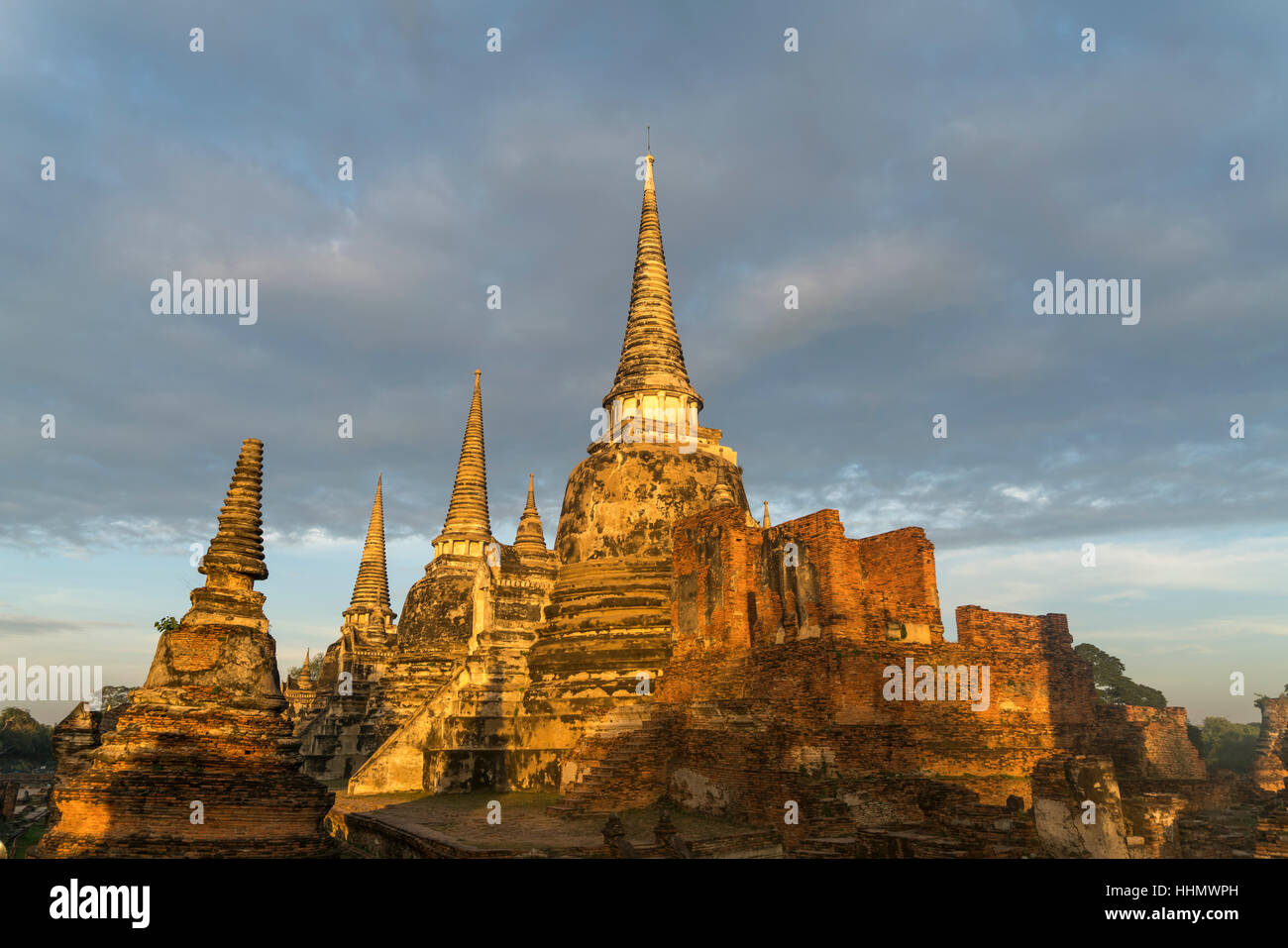 Tre chedis del Wat Phra Si Sanphet, tempio reale, al parco storico di Ayutthaya, Thailandia Foto Stock
