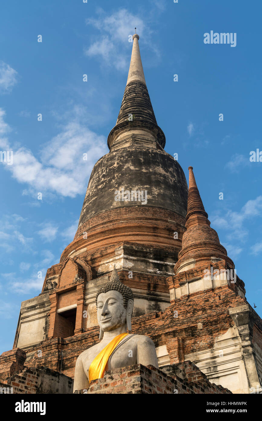 Statua del Buddha di fronte a grandi Chedi, Wat Yai Chai Mongkhon, al parco storico di Ayutthaya, Thailandia Foto Stock