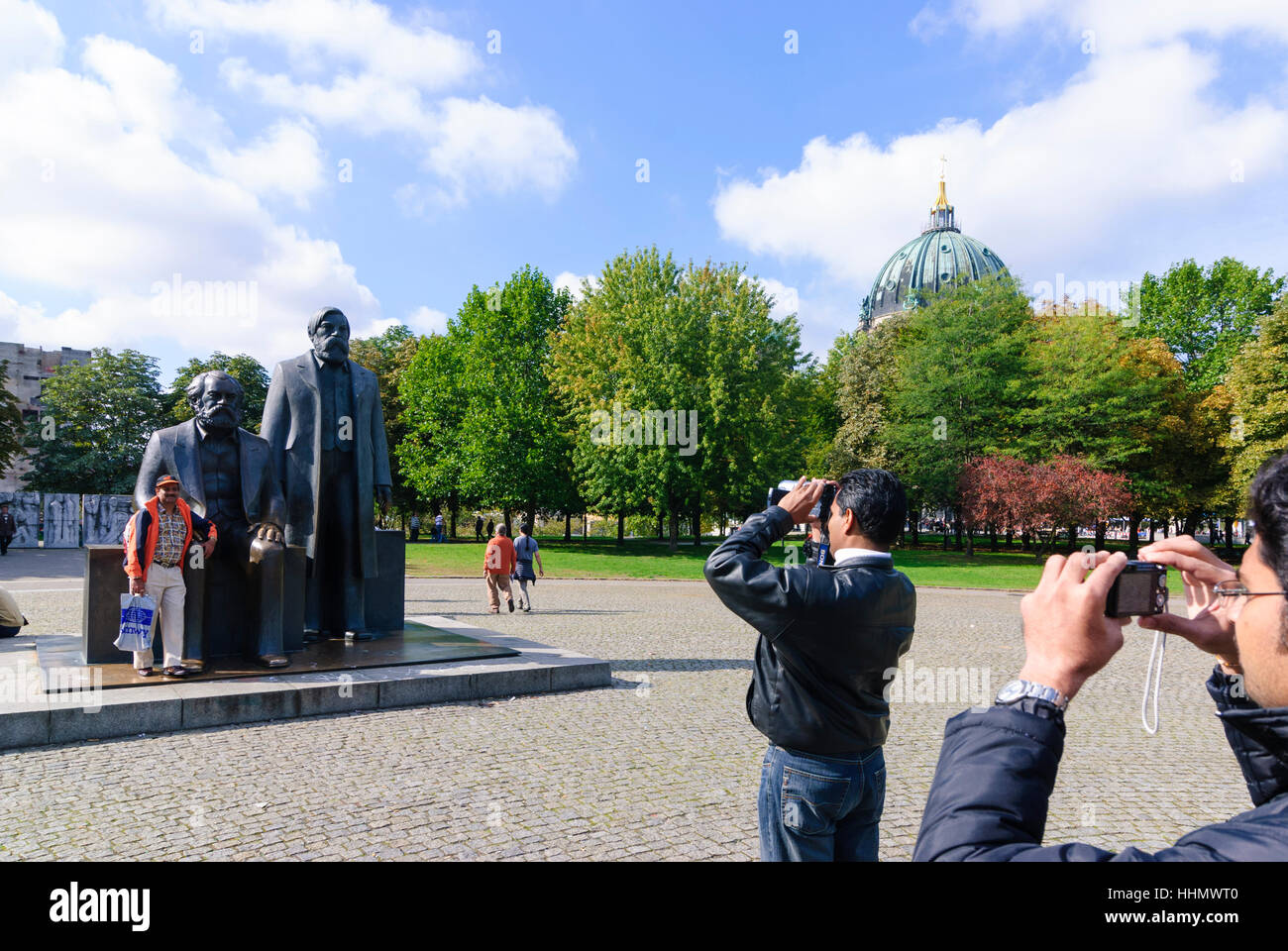 Berlino: Marx-Engels monumento, turisti, , Berlino, Germania Foto Stock