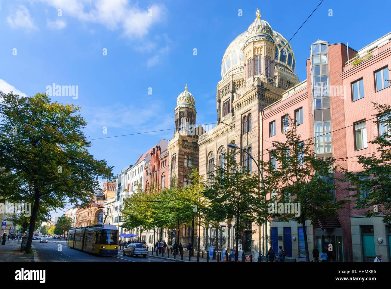 Berlino: Oranienburger Straße con la Nuova Sinagoga, , Berlino, Germania Foto Stock