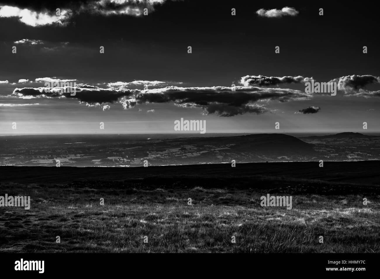 A View from Pendle Hill, le nuvole gettano ombre su Lancashire Hills.in The Distance Blackpool e il Mare d'Irlanda. Bianco e nero. Foresta di Bowland, Inghilterra, Regno Unito Foto Stock