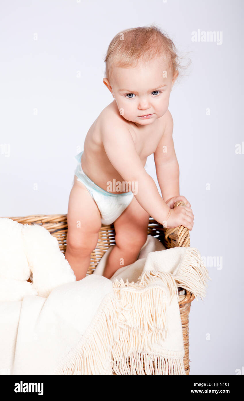 Kleines Baby tipo nackt in einem korb mit einer Windel vor weißem  hintergrund Foto stock - Alamy
