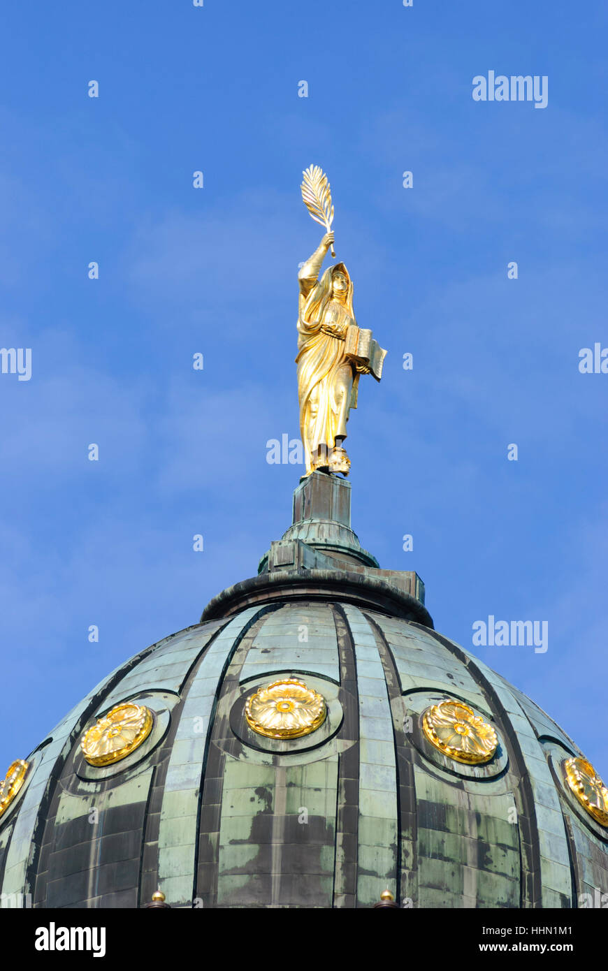 Berlino: Cattedrale francese con allegoria della religione sulla cupola, , Berlino, Germania Foto Stock
