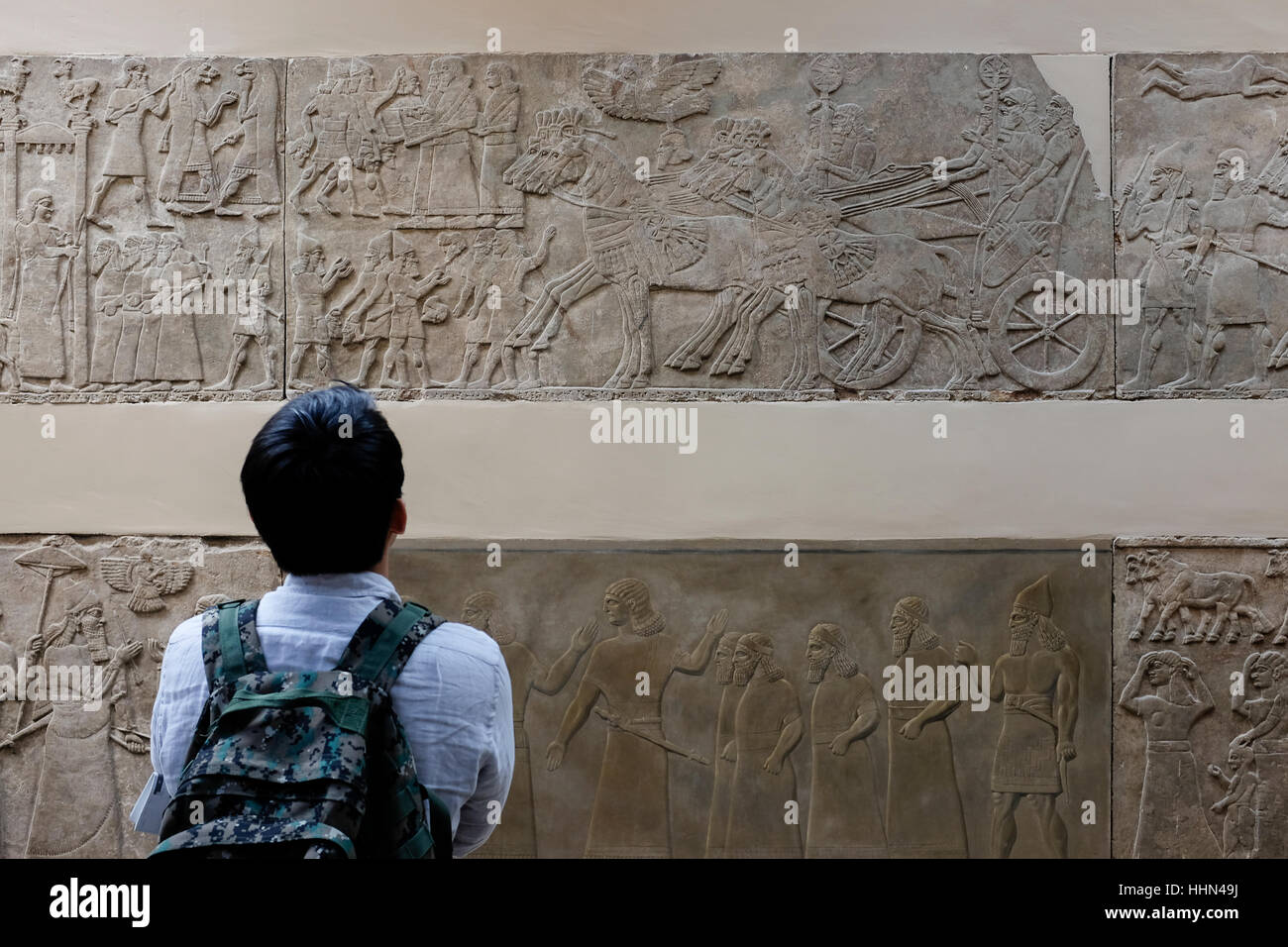 Ragazzo che guarda a geroglifici Foto Stock
