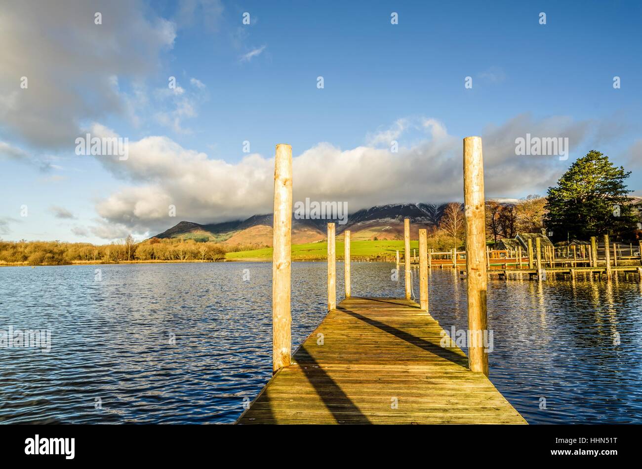 Pontile in legno su Derwentwater Foto Stock