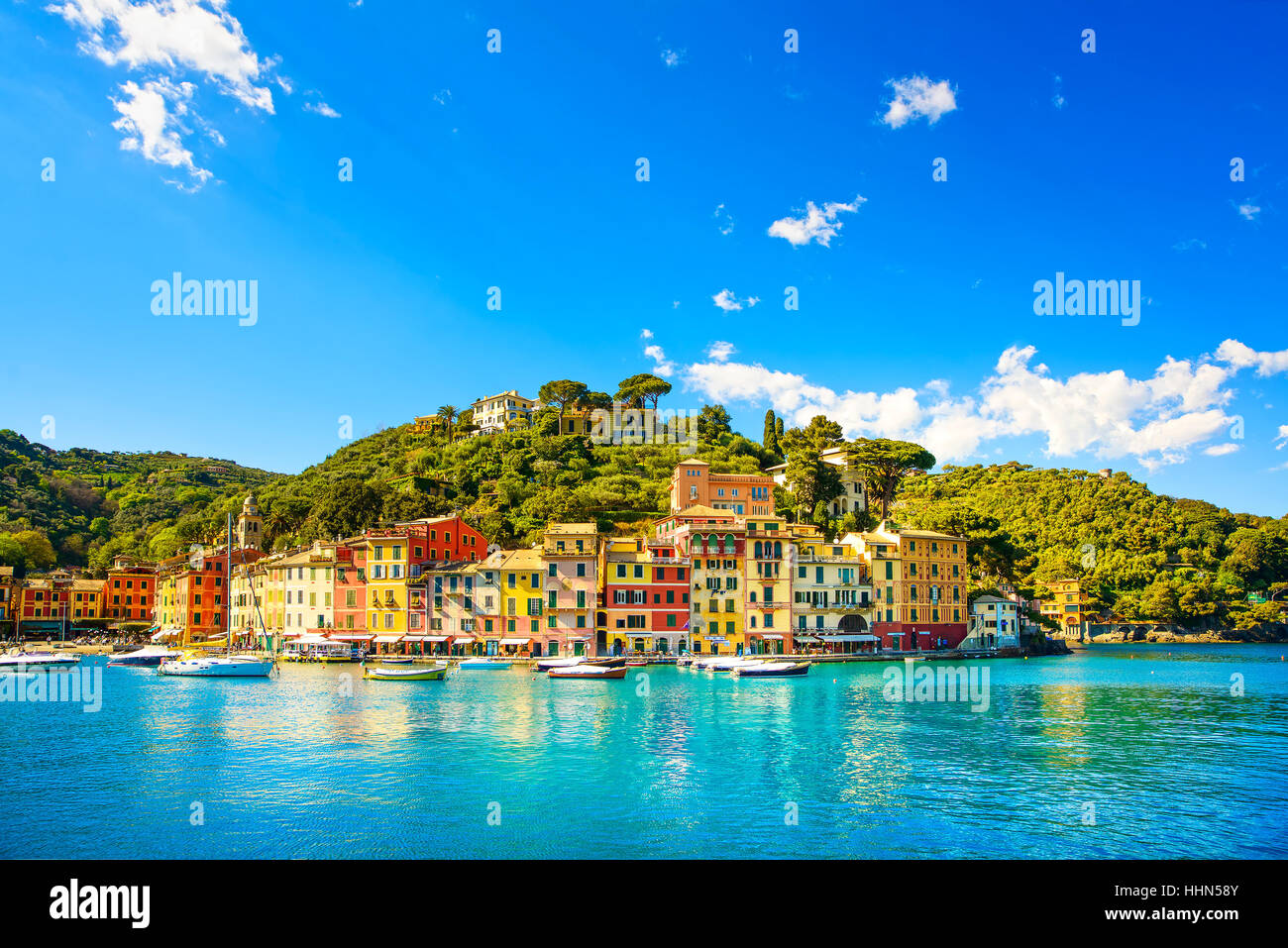 Portofino luxury landmark panorama. Villaggio e yacht in Little Bay Harbor. Liguria, Italia Foto Stock