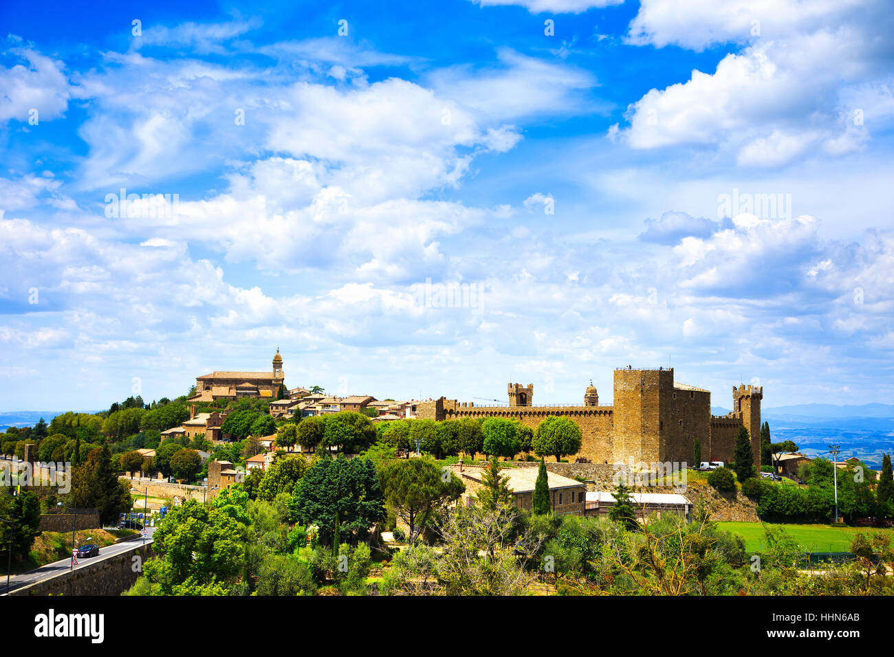 Toscana, Montalcino italiano villaggio medievale, fortezza e la vista della chiesa. Vino Brunello comune.Siena Val d Orcia, Italia. Foto Stock