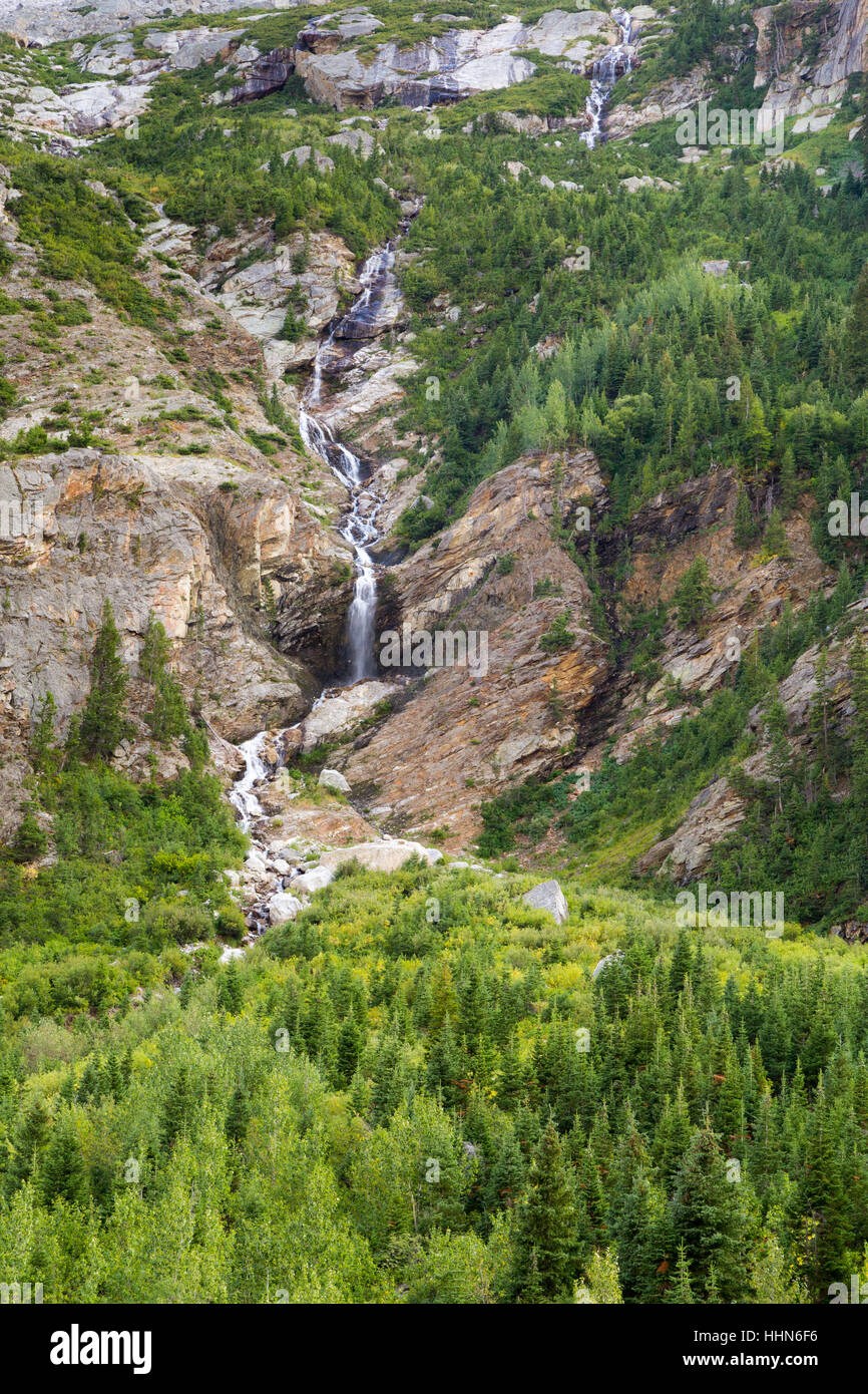 Una cascata in cascata Canyon versando giù dalla Cattedrale Gruppo di Teton picchi di gran lunga al di sopra. Il Parco Nazionale del Grand Teton, Wyoming Foto Stock