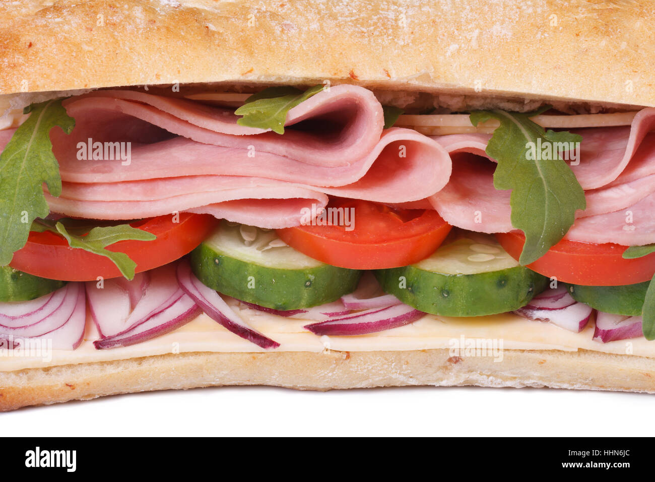 Sandwich con prosciutto, verdura fresca e insalata di rucola isolati su sfondo bianco macro. orizzontale Foto Stock