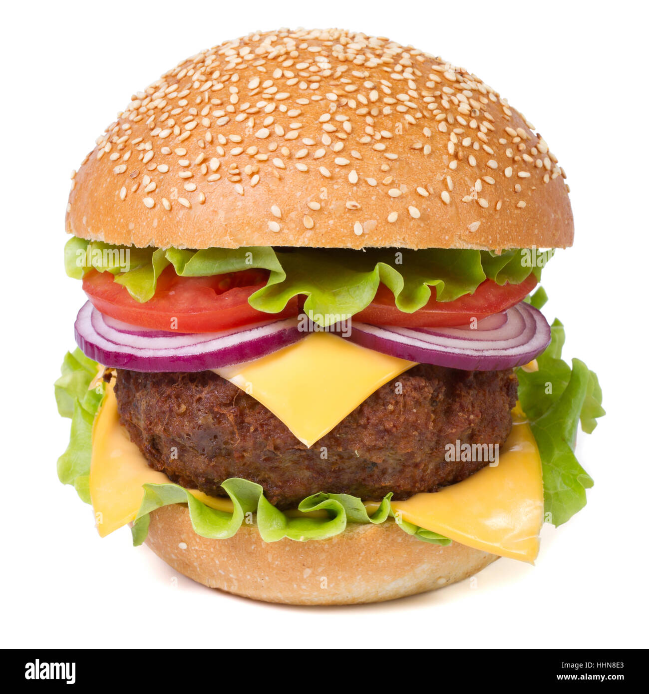 Fresche grandi hamburger con carne, formaggio, pomodori, cipolle e lattuga close-up isolati su sfondo bianco Foto Stock