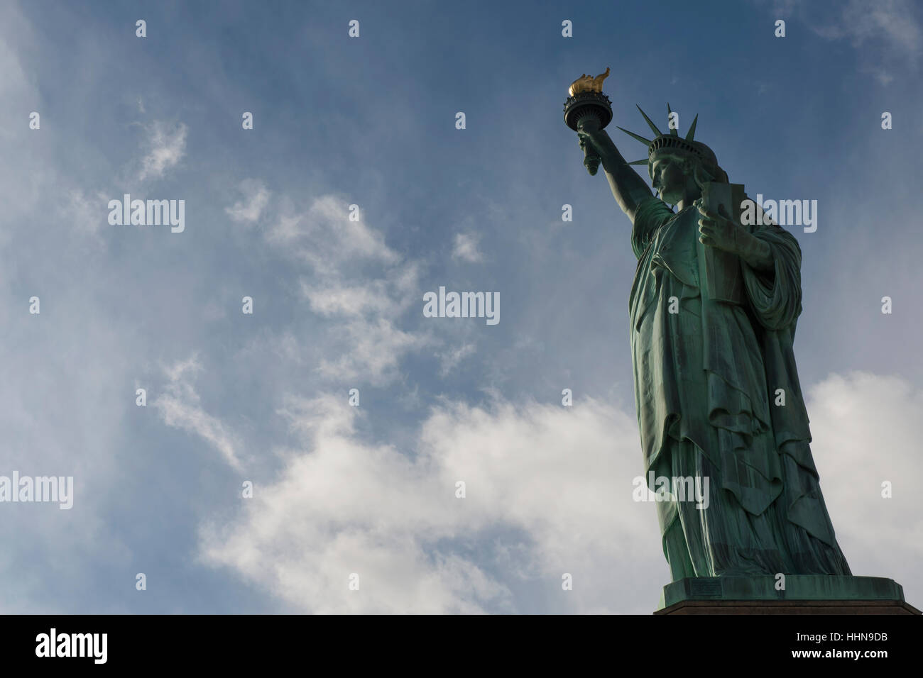 Vista laterale della Statua della Libertà su Liberty Island nel porto di New York. La città di New York, Stati Uniti d'America. Foto Stock