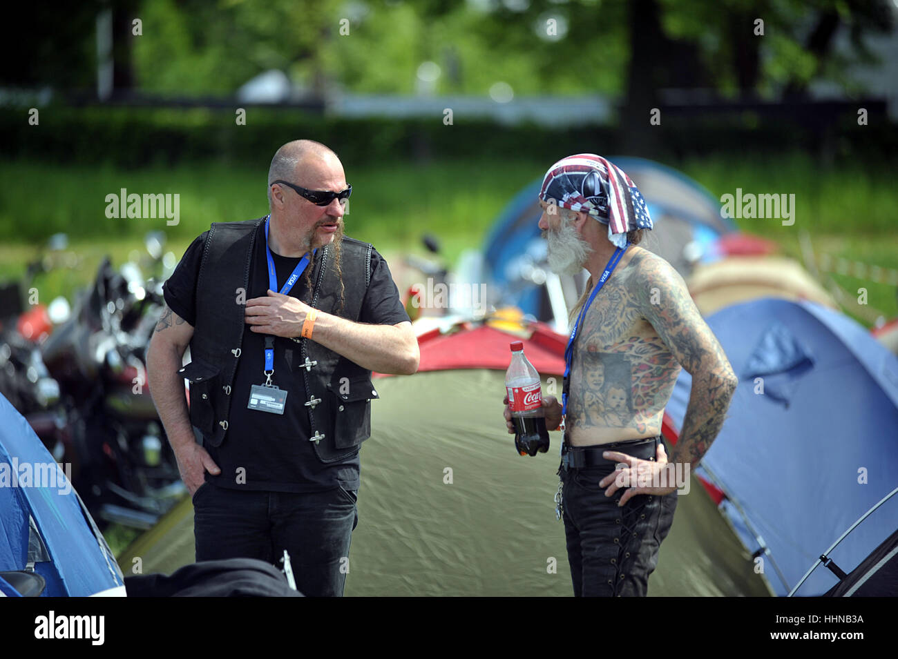 WROCLAW, Polonia - 17 Maggio: FH-DCE Super Rally 2013 evento. I motociclisti sono di parlare e di bere il coke. Foto Stock