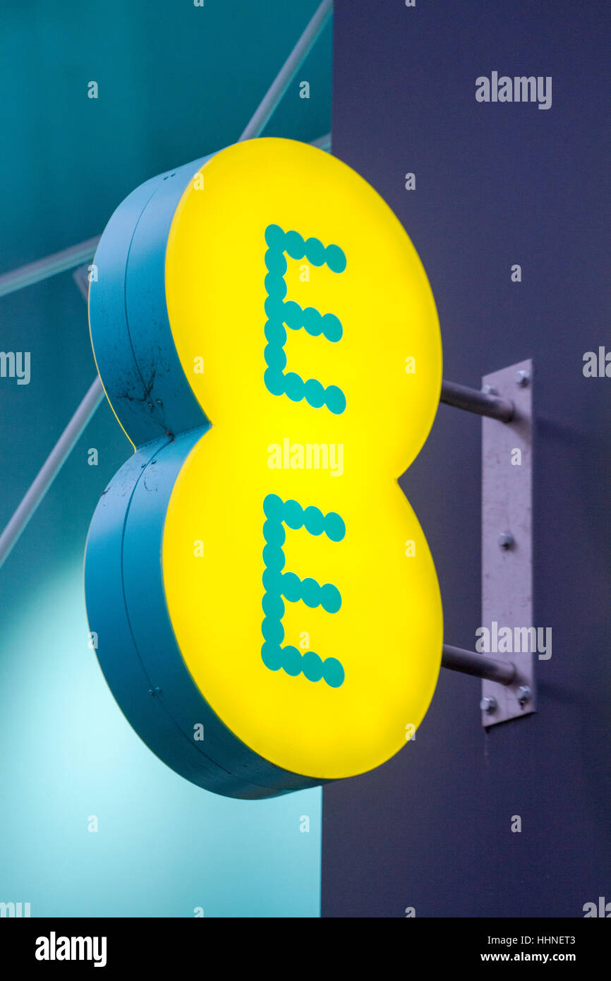 EE Logo e scritte, Piccadilly, Manchester, Regno Unito. Foto Stock