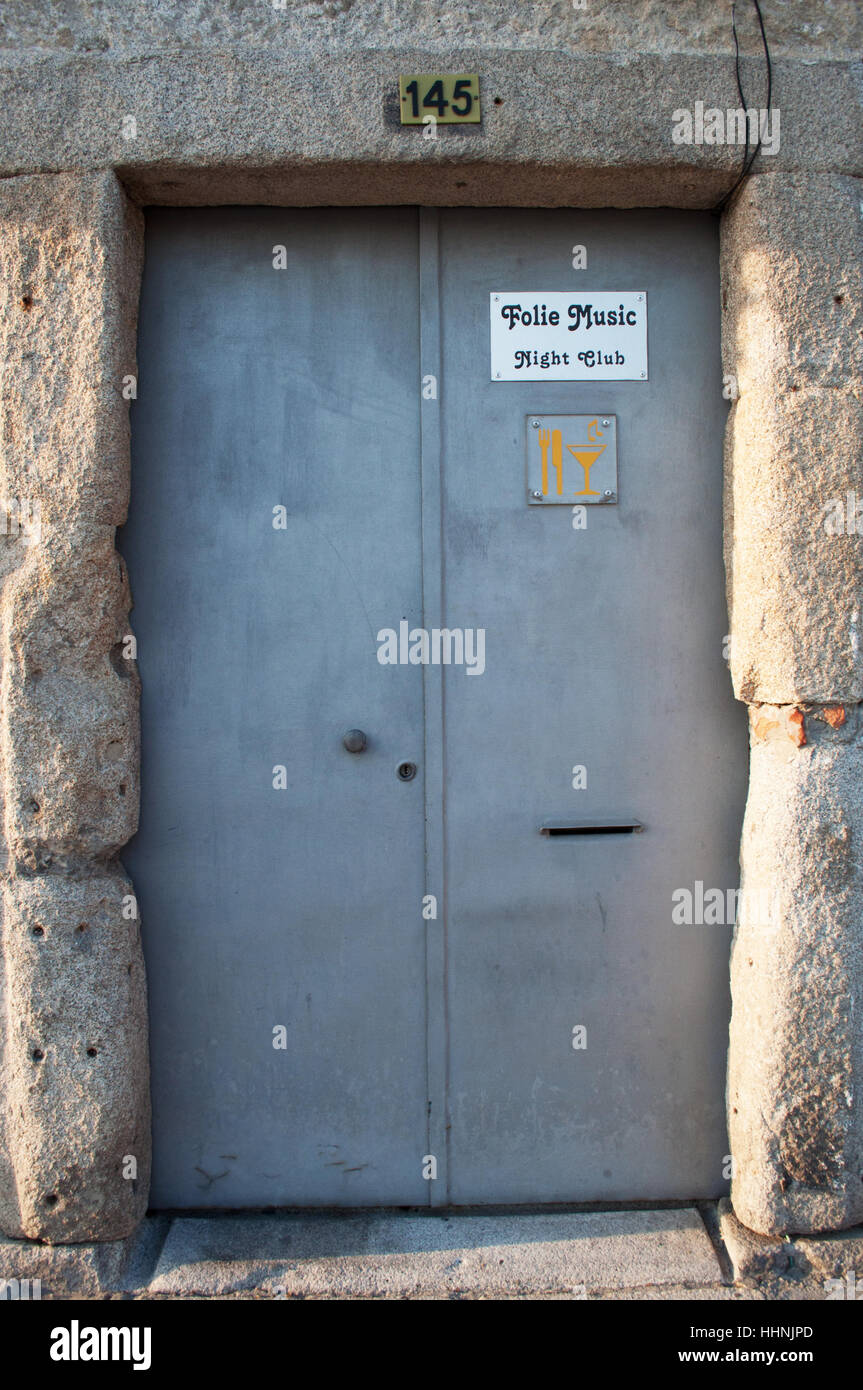 Porto: la porta di ingresso di Folie musica, una famosa vita notturna di spazio con musica dal vivo e il bar si trova nella Ribeira Foto Stock