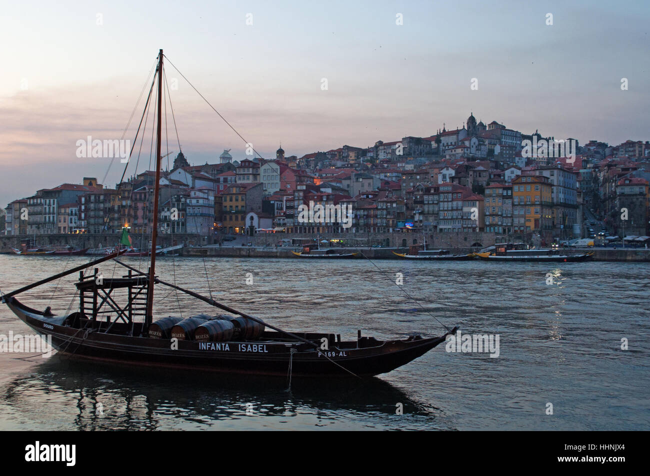 Portogallo: barche al tramonto e lo skyline del Porto con vista del fiume Douro tra le città di Porto e di Vila Nova de Gaia Foto Stock