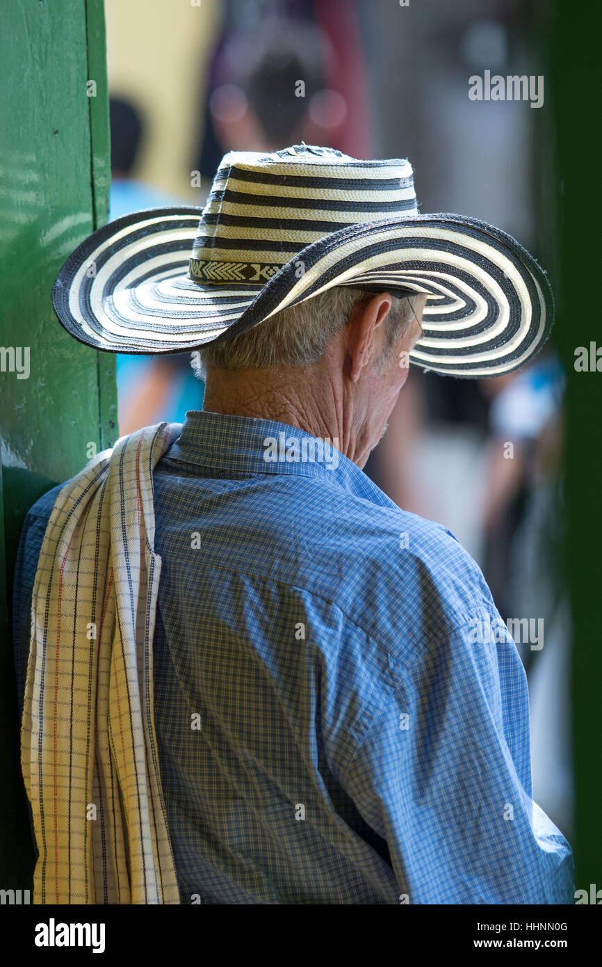 Ottobre 2, 2016 El Jardin, Colombia: un uomo locale indossando un tradizionale cappello di paglia chiamato sombrero vueltiao e ripiegato il poncho sopra la spalla Foto Stock