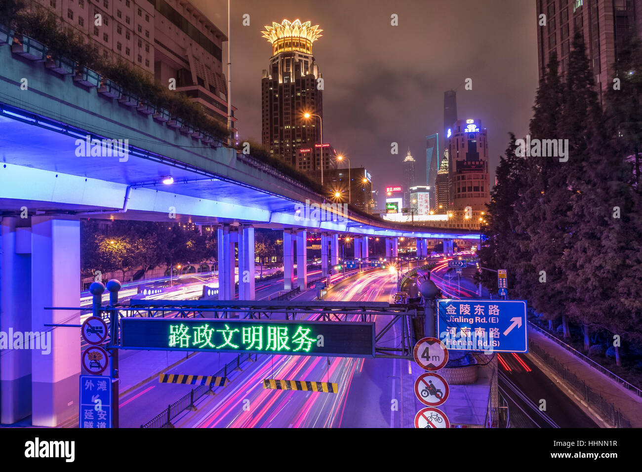 Strade di Shanghai di notte, Shanghai, Cina Foto Stock