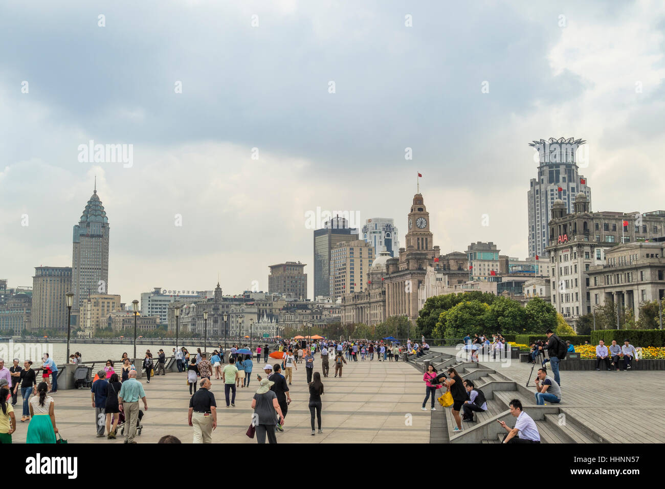 Gli edifici e i turisti al Bund, Shanghai, Cina Foto Stock