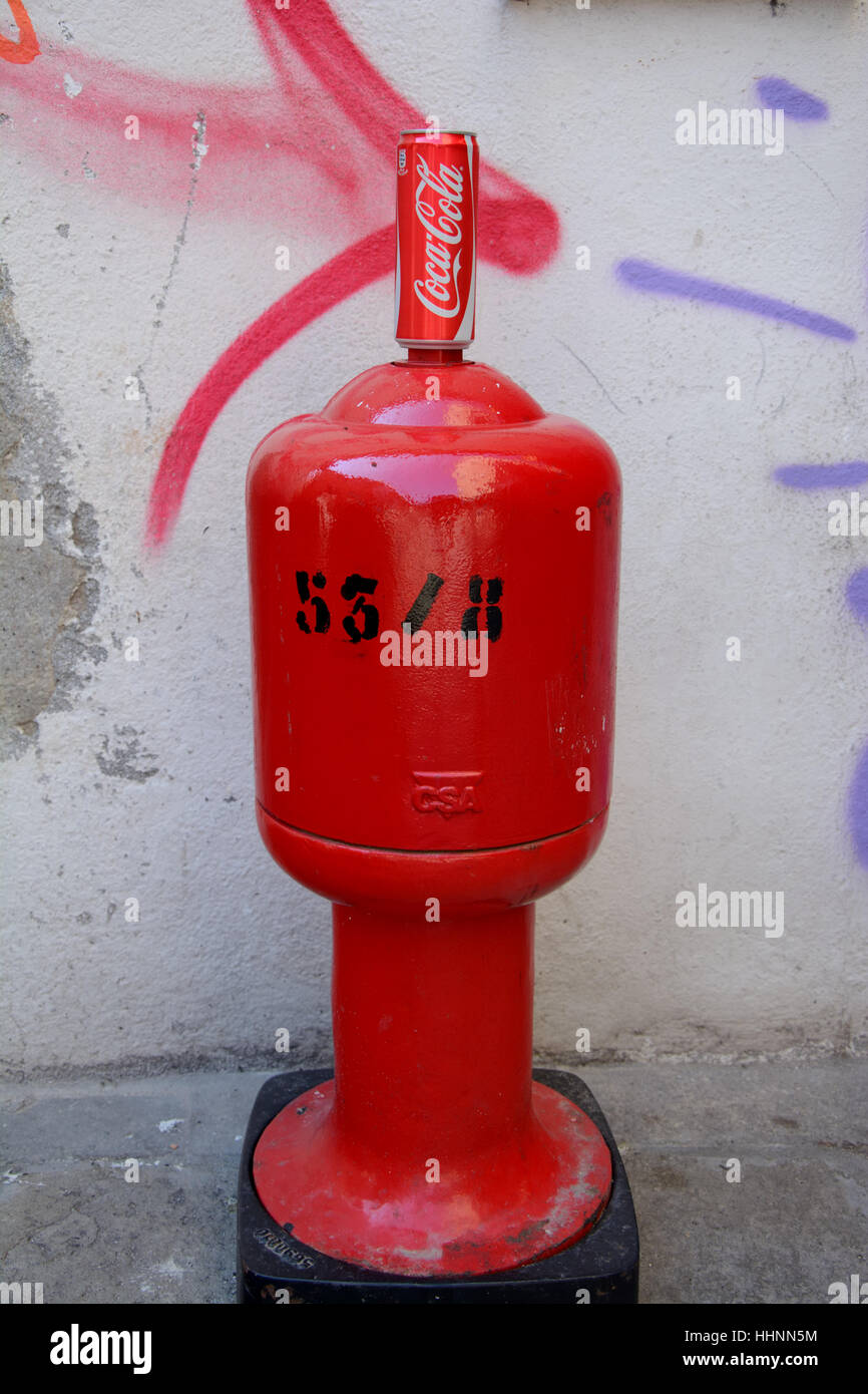 Venezia, Italia - 9 Settembre 2016: Coca Cola può stare in piedi in cima idrante rosso. Foto Stock