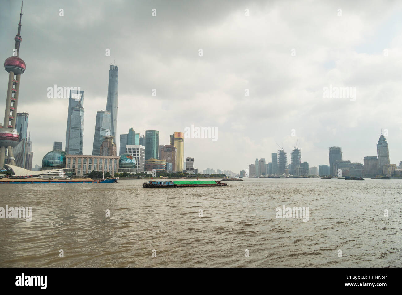 Navi cargo vela attraverso il fiume Huangpu, Shanghai, Cina Foto Stock